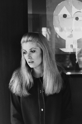 Agnès Varda.
Catherine Deneuve, 1969.
Catherine Deneuve starred in the film ‘April madness’ with Jack Lemmon. This photograph was taken in her villa in Beverly Hills. Jacques was editing ‘Model shop’ and I was shooting ‘Lions Love and Lies’. It was in 1969 in Los Angeles.
Courtesy of the artist 
© Agnès Varda