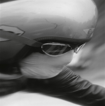 Альберто Гарсия-Аликс.
Пилот, 2014. 
Серия «Мотоцикл».
Печать на баритовой бумаге 
© Альберто Гарсия-Аликс