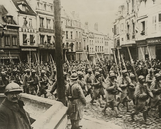 Неизвестный автор.
Победный марш французских войск через Нуайон, 1915-1918.