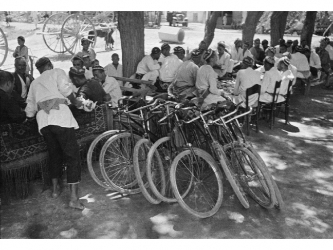 Arkady Shaikhet.
Bicycles at a tea house. Uzbekistan, 1935.
Silver gelatin print.
Multimedia Art Museum, Moscow.