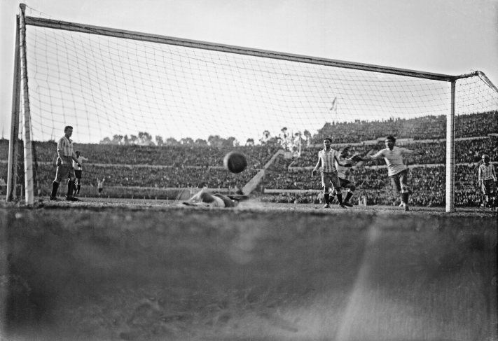 Четвертый уругвайский гол, забитый Эктором Кастро за несколько мгновений до завершения финального матча между Уругваем и Аргентиной. Первый чемпионат мира по футболу. Стадион Сентенарио. 30 июля 1930 года.