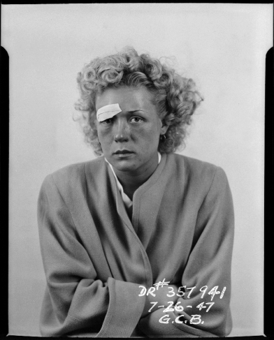 Бэббит.
Фронтальный поясной портрет женщины, сидящей в пальто со сложенными руками. Правая бровь заклеена пластырем.
26.07.1947.
Серебряно-желатиновый отпечаток.
Предоставлено Фототекой Лос-Анджелеса