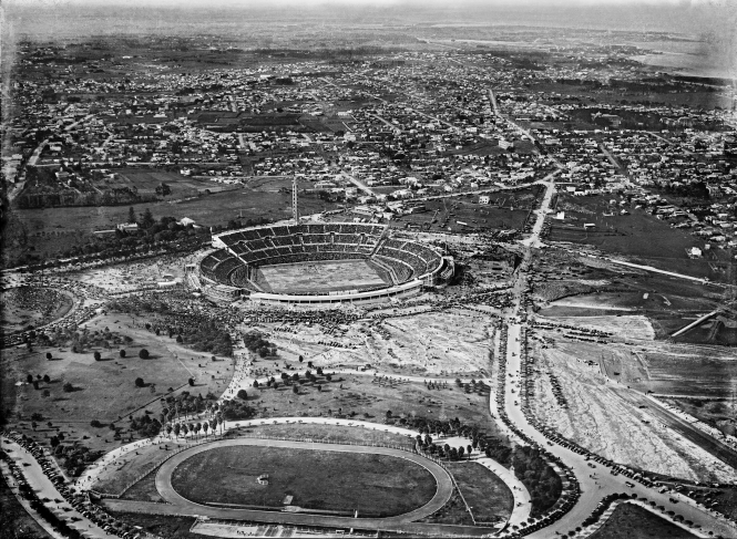 Вид с воздуха стадиона Сентенарио и его окрестности, в день розыгрыша финала первого чемпионата мира. 30 июля 1930 года.