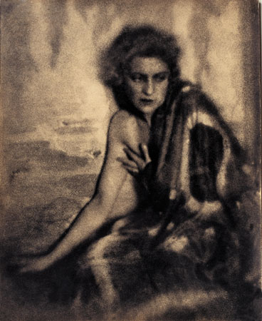 Александр Гринберг.
Портрет женщины с покрывалом на плечах. 
1920. 
Частное собрание