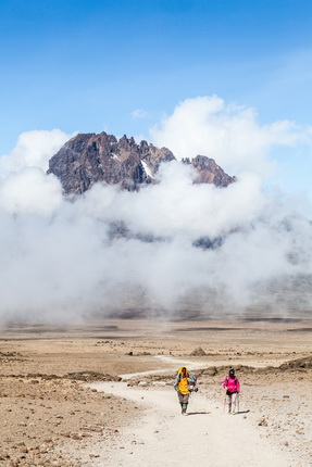Эрик Майкл Джонсон.
Участник группы покоряет пик Мавензи, второй по высоте вулканический конус на Килиманджаро.
Июнь, 2012