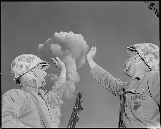 Operation name: Tumbler-Snapper.
Date and time: May 1, 1952, 08:30.
Test location: Range in Nevada.
Explosion type, explosive placement: aerial, airdrop.
Explosion height: 316 m.
Yield: 19 kilotons.
Marine infantry Pot and Wilson, ‘supporting’ the atomic mushroom during the Desert Rock IV exercise.

Photo: unknown author.
Source: National Archives and Records. Administration, Washington