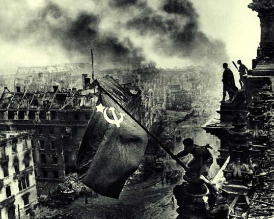 Евгений Халдей.
Знамя над Рейхстагом. Берлин. 1 мая 1945.
Из собрания МАММ/МДФ