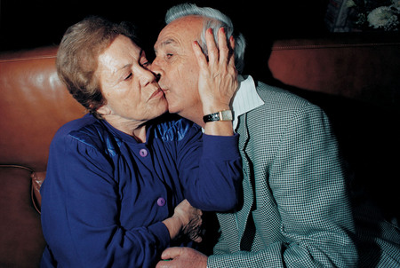 Элинор Каруччи.
Бабушка и дедушка. Поцелуй. 
1998. 
© Elinor Carucci