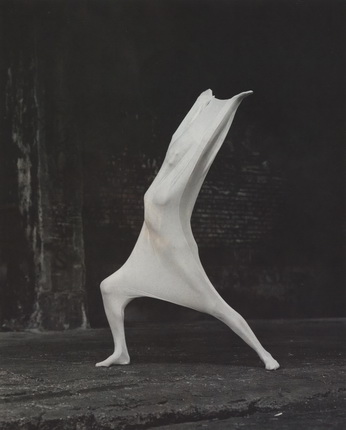 Street Performance artist. 1994-1998.
Performance: Vera Lehndorff.
White stretch suite: Zia Ziprin, New York, special made
Snake-outfit: Property of Vera Lehndorff. She wears it as well in the party-scene of  