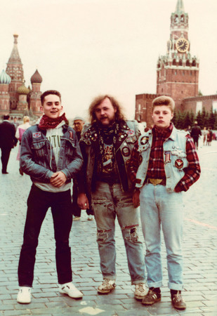 Мелкий, Саббат, Лебедь на Красной площади. Москва. 
1987. 
Из архива Димы Саббата