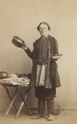 Вильям Каррик.
Продавец фруктов.
Гостиный двор, Санкт Петербург.
1860-е.
Альбуминовый отпечаток