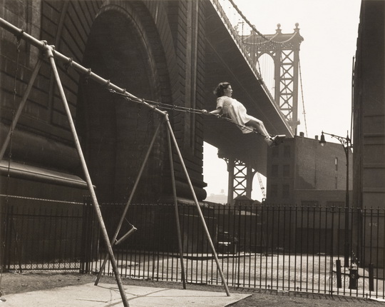 Walter Rosenblum.
Girl on a swing, Pitt street, NYC.
1938.
© Rosenblum Photography Collection