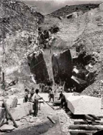 А. Корсини: Апуанские Альпы (Каррара). Работа в каменоломне по добыче мрамора. 
Около 1900