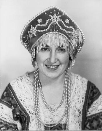 Эмиль Хейлборн.
Сестра Эмиля Муся в русском костюме. 
1930-е. 
© Семья автора