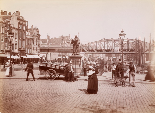Unknown photographer.
Rotterdam. Statue of Erasmus of Rotterdam on Market Square; in the background, railway viaduct over the Rotterdam-Dordrecht road.
1900s.
Albumen print