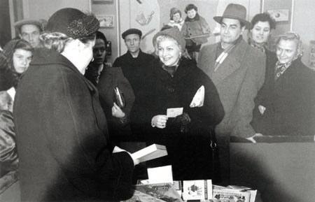 Л.Целиковская и Ю.Любимов на выставке-продаже настольно-печатных игр для детей. 
1955