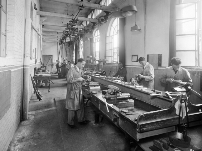 Джироламо Бомбелли.
Итальянское металлургическое общество (S.M.I., Società Metallurgica Italiana). Оружейный цех, отделка.
Завод в Брешиа
1930—1940
© Collezioni ICCD, Roma