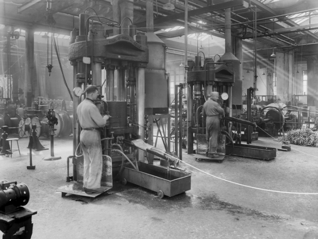 Джироламо Бомбелли.
Предприятие Pirelli. Пресс-машины.
Район Бикокка, Милан, 1920—1930
© Collezioni ICCD, Roma