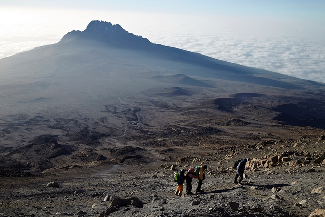 Стив Ремих.
С восходом солнца Саша Похилько и его проводники преодолевают последний участок дороги, ведущей на вершину Килиманджаро.
Июнь 2014