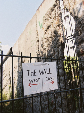 Julia Fasbender.
Sign “West – East” in the place of the former Berlin Wall. 
August 3, 1999. 
© Presse- und Informationsamt der Bundesregierung (BPA)