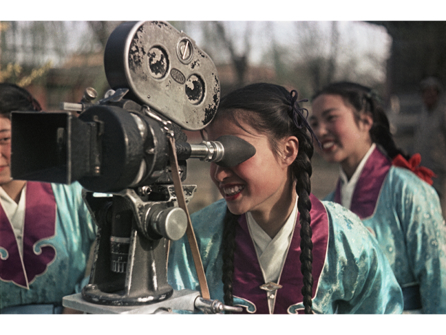 Vladislav Mikosha.
The students of Theatre Institute with camera in the park of Imperial Palace – the former Emperor’s Palace.
People’s Republic of China, Beijing, May 1949.
Collection of Multimedia Art Museum, Moscow.