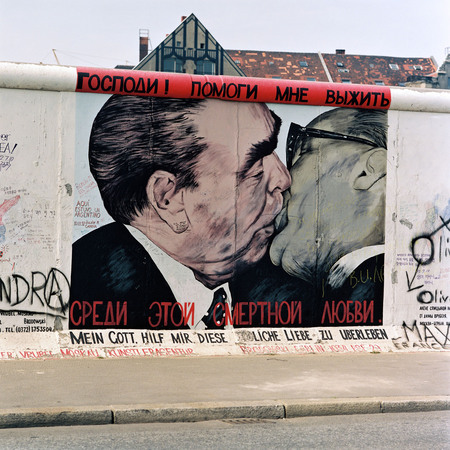 Bernd Kuhler.
East Side Gallery. 
July 27, 1992. 
“Brother’s Kiss” (Drawing of Dmitry Vrubel). 
© Presse- und Informationsamt der Bundesregierung (BPA)