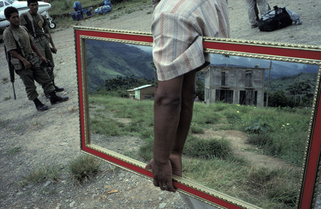 Алекс Уэб.
Перу. Пальмапампа. Продавец зеркал на взлетно-посадочной полосе. 
1993. 
© Alex Webb/Magnum Photos