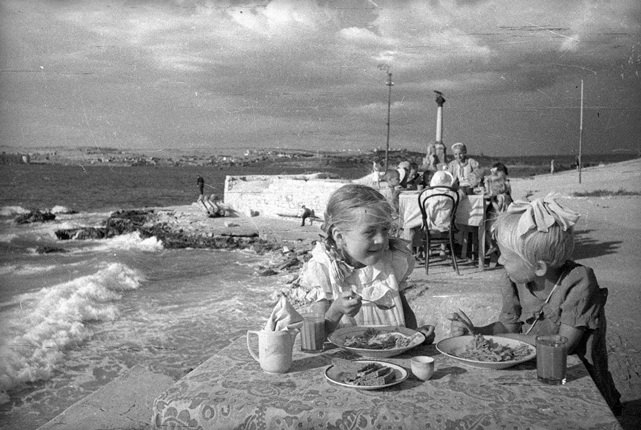 Обед в детском саду на берегу моря. Севастополь. 1944