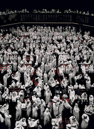 Андреас Гурский.
Кувейтская биржа. 
2007. 
© Andreas Gursky / VG Bild-Kunst 2008.
Courtesy Monika Spruth / Philomene Magers, Cologne Munich London