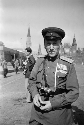 Mikhail Trakhman.
‘Krasnoarmeiskaya Gazeta’ press correspondent Arkady Shaikhet while photographing the All-Union Physical Culture Parade on Red Square. Moscow.
12 August 1945.
In the middle distance, photographer Max Alpert.
MAMM/MDF collection