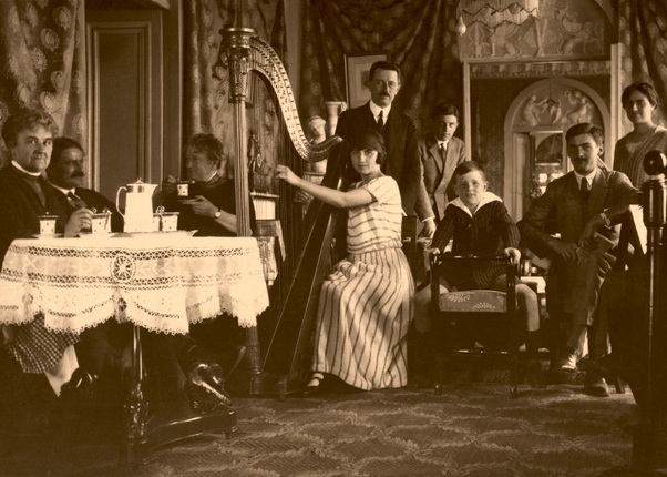 Неизвестный автор.
Чай под звуки арфы. 1910-е.
Собрание МАММ