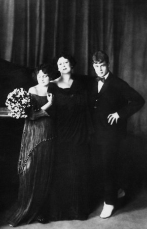 Sergey Yesenin with Aisedora Dunkan and her foster daughter. Moscow.
1923
