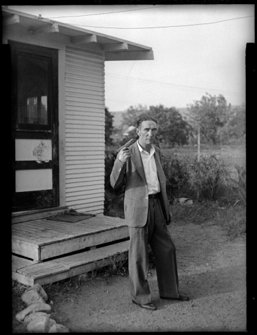 Неизвестный автор.
Средний план мужчины, стоящего перед задним входом дома и целящегося из пистолета себе в голову.
02.10.1942. 
Серебряно-желатиновый отпечаток.
Предоставлено Фототекой Лос-Анджелеса