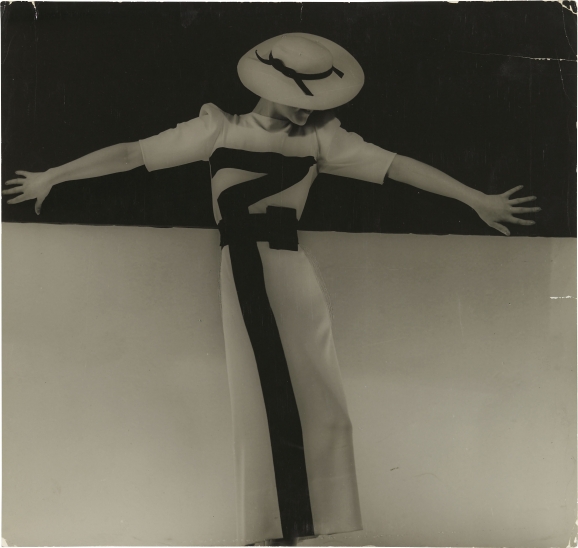 Имре фон Санто.
Белое шелковое платье от Ромацки. Берлин, 1936/1940.
Серебряно-желатиновый отпечаток, 22,6 x 23,8 см.
© Фонд Имре фон Санто