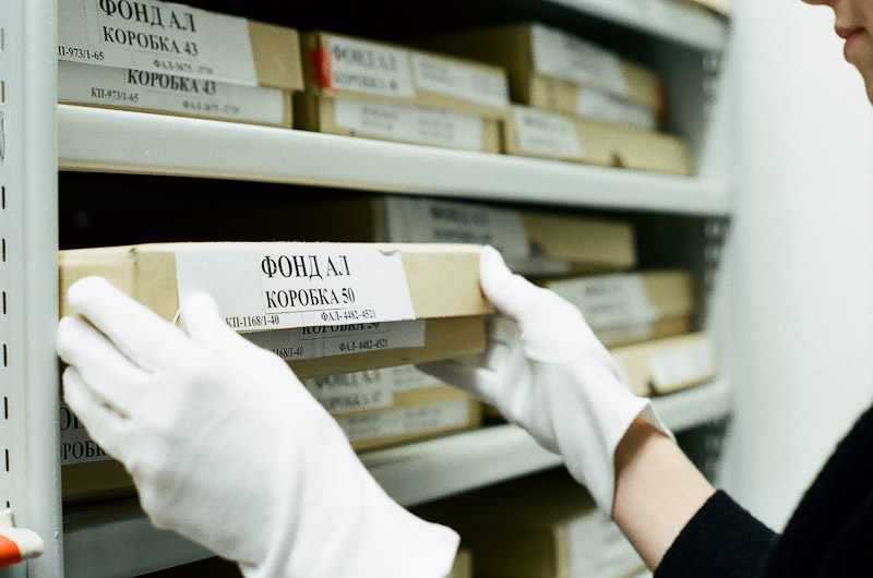 Up to one hundred thousand items are stored in the museum archives. Negatives, prints, cards, stereo images and diverse printed matter. The curators are each responsible for their own section