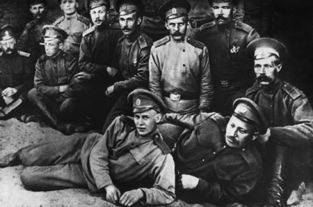 Сергей Есенин среди санитаров военно-санитарного поезда. 
1916