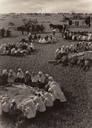 Георгий Петрусов.
Обед в поле. 
1934