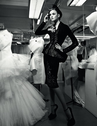 The Dior Ateliers.
Костюм Gisele Büdchen Inspired by Irving Penn, коллекция от-кутюр, осень-зима 2007.
© Patrick Demarchelier. Courtesy of Dior