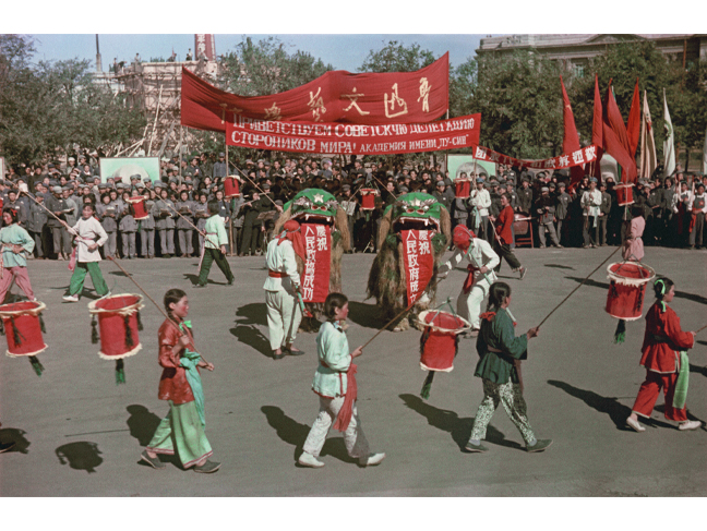Vladislav Mikosha.
Meeting of the Soviet delegation of peace supporters. People’s republic of China, Shenyang. 1950.
Collection of Multimedia Art Museum, Moscow.