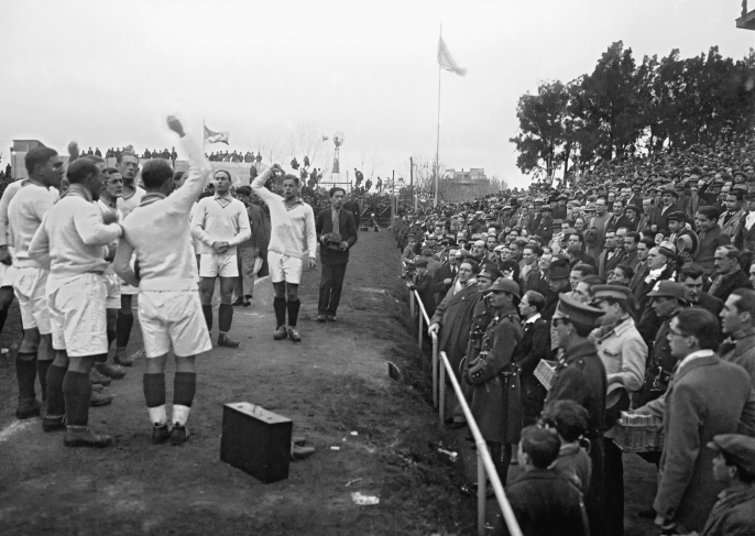 Сборная команда Франции на поле Центрального парка. Четвертый игрок слева - Люсьен Лоран, автор первого гола первого чемпионата мира.
13 июля 1930 года.