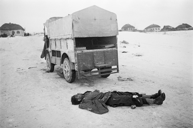 Аркадий Шайхет.
Отвоевался… Убитый немецкий шофер. Февраль 1943.
Семейный архив