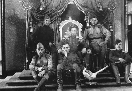 Anatoli Egorov.
Press photographers on the throne of Emperor Pu-I. 
1945