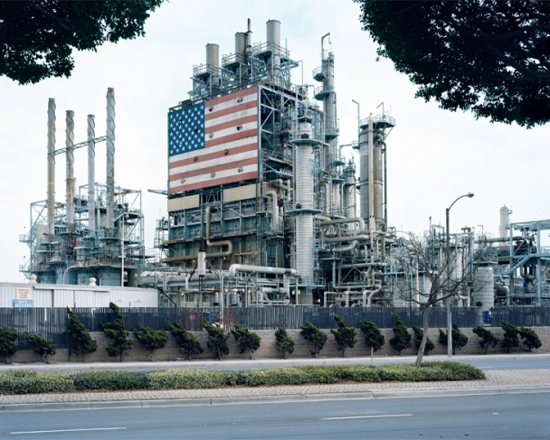 Mitch Epstein 
BP Carson Refinery, California, 2007 
From the series American Power 
© Black River Productions, Ltd. / Mitch Epstein, courtesy Galerie Thomas Zander, Cologne