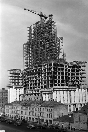 Arkadiy Shaikhet.
Erecting the Ministry of Foreign Affairs building on Smolensk Square. Moscow.
1950.
MAMM/MDF collection