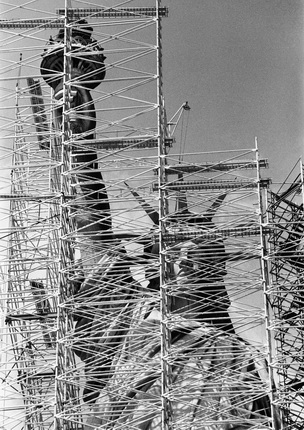 Jean-Pierre Laffont.
Statue of Liberty covered with scaffolds during renovation close-up.
New York City, NY - April 26, 1984.
The Statue of Liberty has a face-lift, major restoration was required. It lasted four years and will cost 62 millions dollars.
© Jean-Pierre Laffont / from the book “Photographer's Paradise. Turbulent America 1960-1990” (Glitterati)