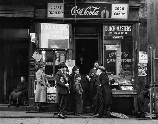 Walter Rosenblum.
Chick’s candy store, Pitt street, NYC.
1938.
© Rosenblum Photography Collection