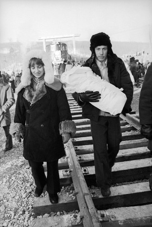 Виктор Ахломов.
Валя, Миша и Виталька Койновы встречают первый поезд на станции «Таюра». 
1975. 
Собрание автора