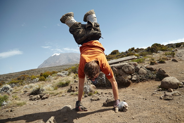 Стив Ремих.
Стойка на руках на фоне Килиманджаро.
Июнь, 2014