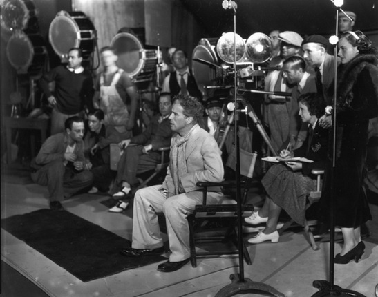 Чарли Чаплин и его съемочная группа на съемках фильма «Новые времена» (1936).
© Roy Export Company Establishment, предоставлено NBC Photographie, Париж