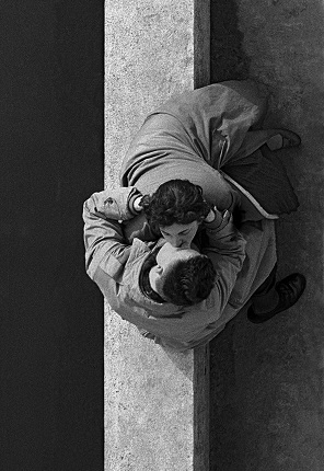 Frank Horvat.
Couple, quai du Louvre.
Paris, France, 1955.
© Frank Horvat